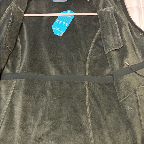 Free Country Softshell Jacket with Sherpa Lined Hood and Soft inner lining. - Picture 4 of 16